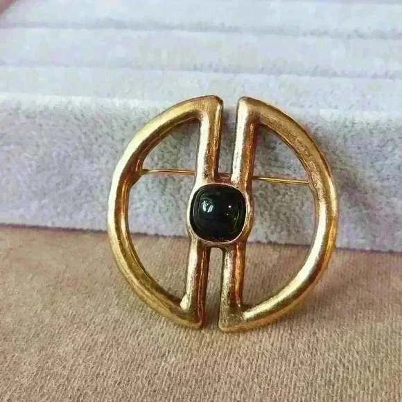 Crown Trifari brooch Gold-toned with black stone - Picture 3 of 12